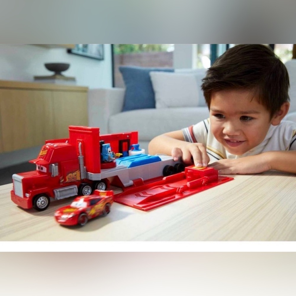 Disney Pixar Cars Transforming Mack Playset, 2-in-1 toy Truck & Tune-Up Station